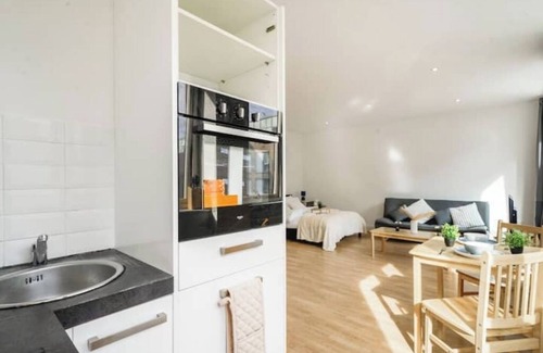 Borehamwood Apartment | NEW Private Studio with parking