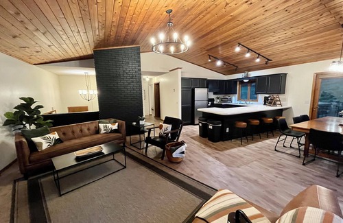 Nevis House | NEW Property and No Cleaning Fee! The Lazy Loon Retreat