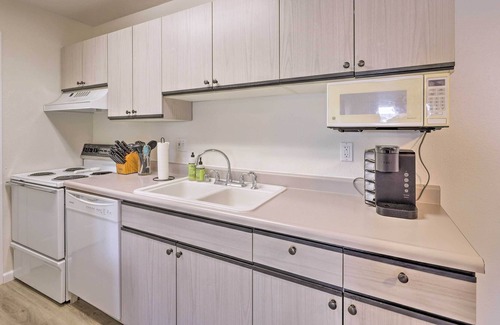 Pullman Condo | NEW! Pullman Condo w/ Balcony ~ 1 Mi to WSU Campus