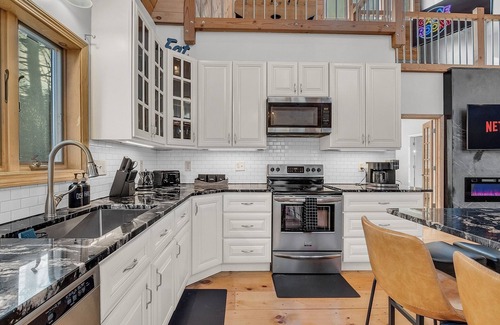 Tamworth House | NEW! Relax&Play: HotTub/FirePit/Game Room Paradise