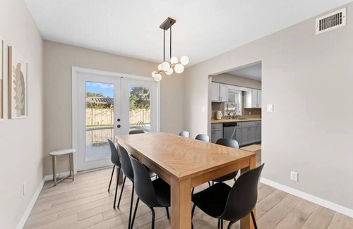 Bay Crest Park House | -NEW- Relaxing & Fun Escape in Perfect Location w/Firepit, Mini Golf, & Pool