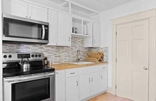 South End Apartment | New Renovation: parking & yard, hill section!nn
