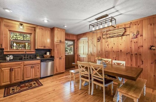 Newland Cabin | New! Secluded Cabin Fire Pit Sleeps 12 Game Room