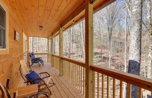 Murphy House | New Serene, Fun & Comfy Cabin- Covered Deck, Grill, Arcade
