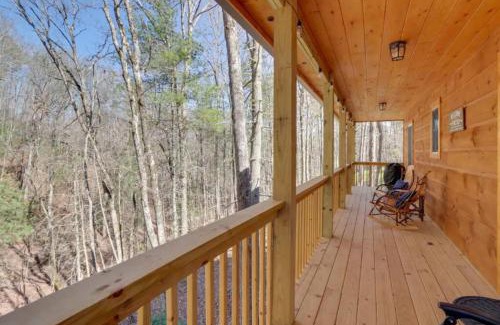 Murphy House | New Serene, Fun & Comfy Cabin- Covered Deck, Grill, Arcade