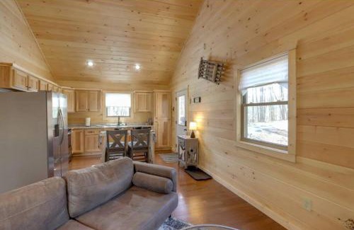 Murphy House | New Serene, Fun & Comfy Cabin- Covered Deck, Grill, Arcade
