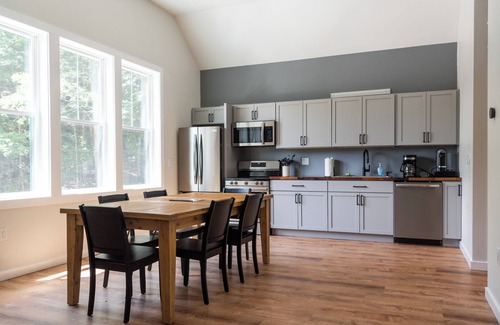 Central Vermont- Killington Cabin | New Skye Ridge lodge Carriage house w AC and hot tub in charming Killington VT