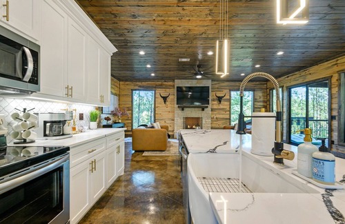 Pickens Cabin | *NEW* Slide N Seek Retreat! Putt-Putt! TreeHouse!