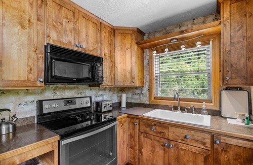 Newport Ski Chalet | NEW! Smoky Everest 4-Bedroom Chalet