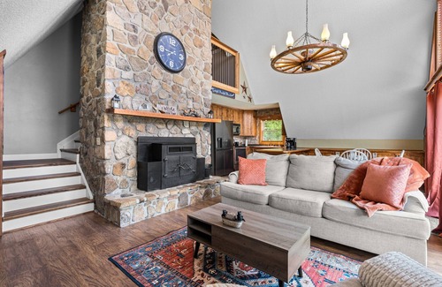Newport Ski Chalet | NEW! Smoky Everest 4-Bedroom Chalet