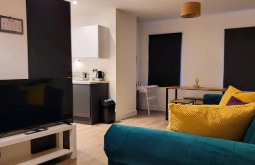 Southampton City Centre Apartment | NEW Southampton City Centre Stay 4 Guest Patio Cot