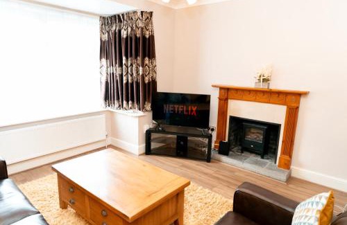 Frimley Apartment | New! Spacious 3Br Sleeps 6 With Free Parking, Wi-Fi and Netflix
