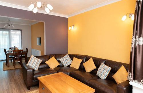 Frimley Apartment | New! Spacious 3Br Sleeps 6 With Free Parking, Wi-Fi and Netflix