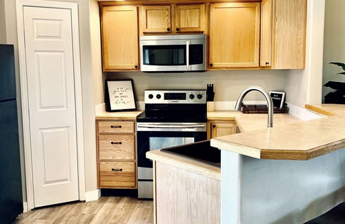 Meridian House | *NEW* Spacious and Cozy with bonus room!