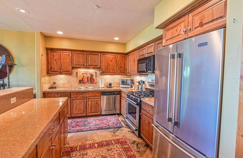 Crested Butte Condo | NEW! Spacious Condo 250 Yards to Slope + Hot Tub