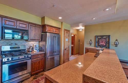 Crested Butte Condo | NEW! Spacious Condo 250 Yards to Slope + Hot Tub