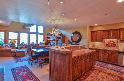 Crested Butte Condo | NEW! Spacious Condo 250 Yards to Slope + Hot Tub
