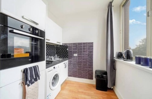 Borehamwood Apartment | New! Spacious Flat with parking