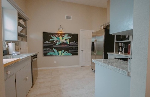 New Braunfels House | New: SPACIOUS hideaway minutes to the river-HOT TUB READY!