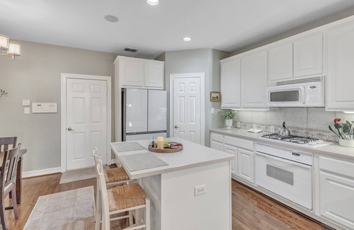 Dallas House | NEW! Spacious Urban Uptown Retreat
