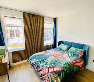 Grove Apartment | New studio flat overlooking city centre