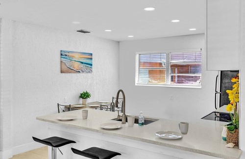 Hallandale Beach House | NEW Stylish 2 Bdrm Mins to Beach & Aventura Mall