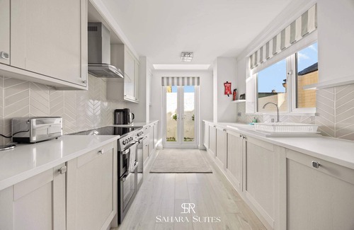 Windsor House | New! Stylish 4BR - Windsor City Centre - Sleeps 6