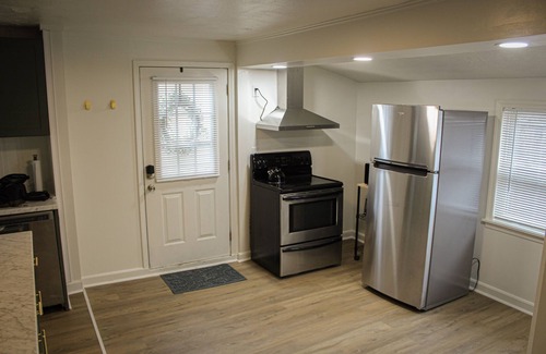 Berea House | NEW Stylish and Modern 1-bedroom Bungalow - 4 miles to CLE