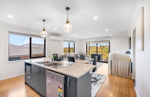 Austins Ferry Apartment | New Stylish Family Escape with Deck - 7 mins to MONA