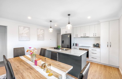 Austins Ferry Apartment | New Stylish Family Escape with Deck - 7 mins to MONA