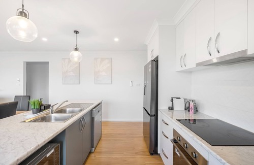 Austins Ferry Apartment | New Stylish Family Escape with Deck - 7 mins to MONA