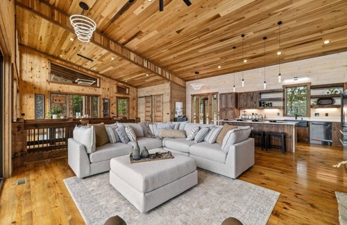 Mineral Bluff Cabin | NEW! Summit Sky | Epic Views + Luxe 4BR Mountain Retreat + Dogs Welcome