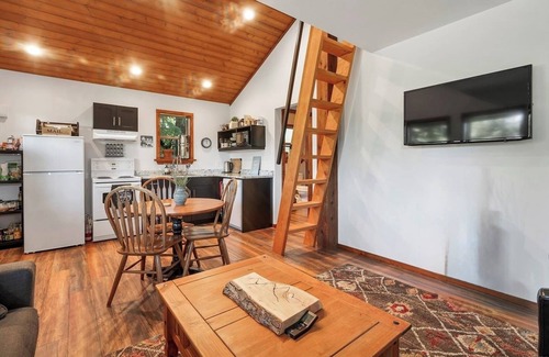 Campbell River House | NEW ~ The Grove Guest House~nRest and unwind, nestled among the trees 🌲