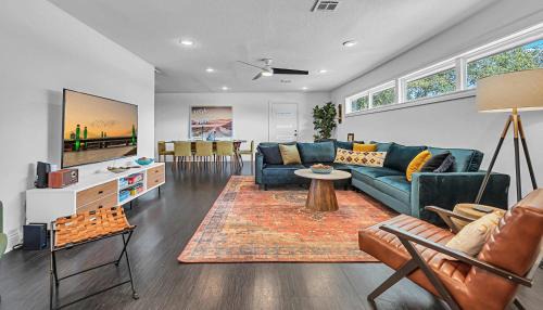 East Riverside House | New-The Mod Poppy Large home 10 minutes from it all