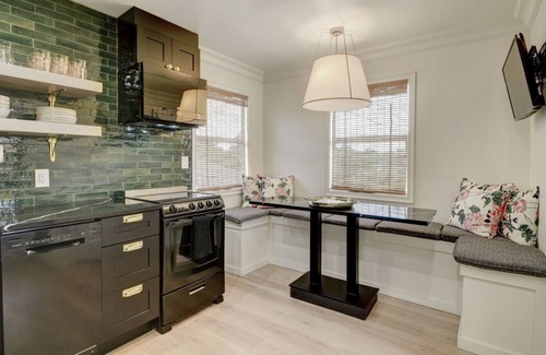 Southwest Apartment | NEW! The Theodora Chase Carriage House- King Beds