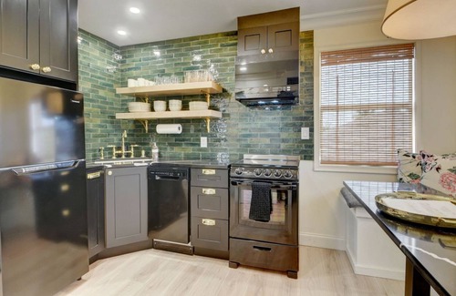 Southwest Apartment | NEW! The Theodora Chase Carriage House- King Beds