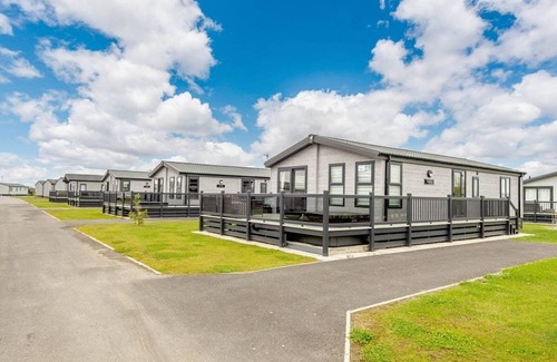 Mablethorpe Ski Chalet | New to 2020. Modern stylish lodges with one kingsize double with en-suite shower and two twin.