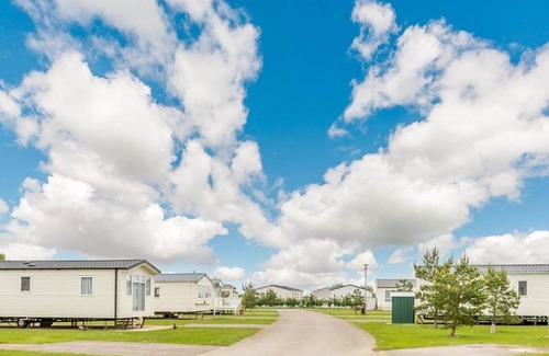 Mablethorpe Ski Chalet | New to 2020. Modern stylish lodges with one kingsize double with en-suite shower and two twin.