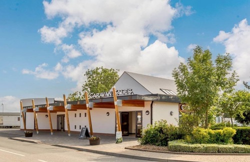 Mablethorpe Ski Chalet | New to 2020. Modern stylish lodges with one kingsize double with en-suite shower and two twin.
