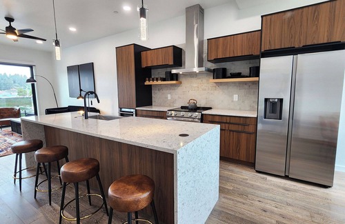 Waldport House | New Townhome! Hot Tub! Dog Friendly! Short Walk to Sandy Beach!