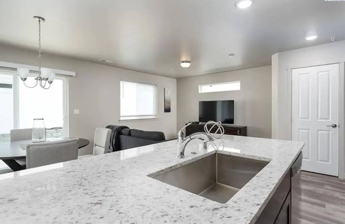 Tri-Cities House | New Townhouse! Private Yard & Garage 3/2.5 #5750