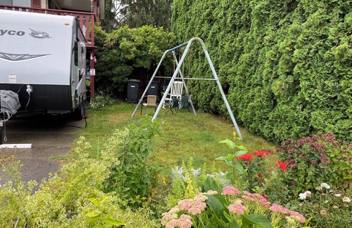 Aldergrove House | 🤩 New trailer with queen bed, air-con, close to town in Aldergrove, safe &quiet