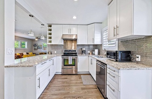 Southside House | *New* Tropical Tide Retreat!