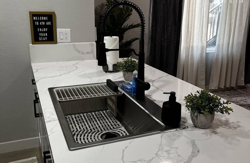 North Oak Park House | NEW UC Davis Med Center walking 3 bd 2 bth laundry inside Ultra fast 5G WiFi AC