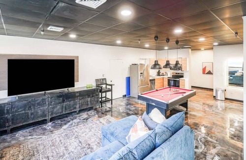 North Oakland Apartment | *New* *Unique* 3b/3b sleeps 12 in North Oakland!