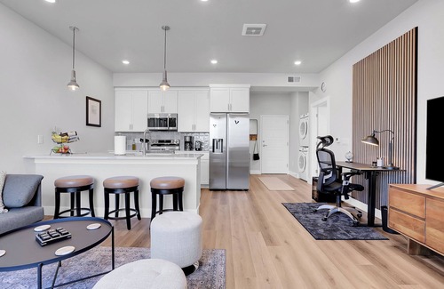 Villa Park Condo | NEW Urban Retreat - King Ensuite, Office, Private Parking