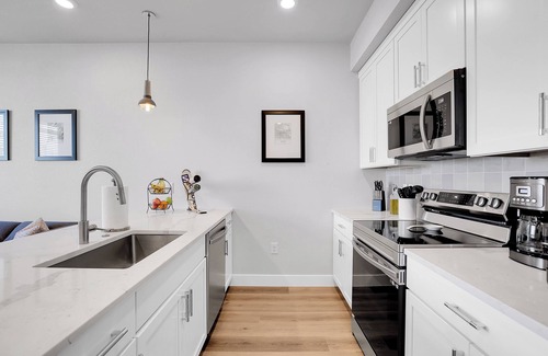 Villa Park Condo | NEW Urban Retreat - King Ensuite, Office, Private Parking