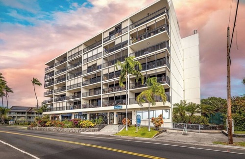 Historic Kailua Village Condo | New VRBO Listing - Kailua Bay! All Ocean Views. Kona Alii in the heart of town.