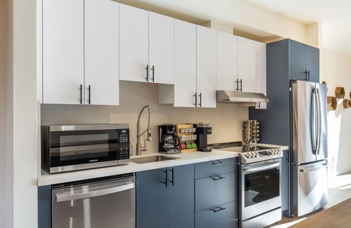 Minor House | *New* Walk to CapHill 4B4B w/EV 6 Beds Sleeps 12