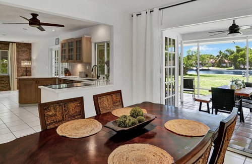 Tropic Palms House | New Waterfront Beachy Bungalow